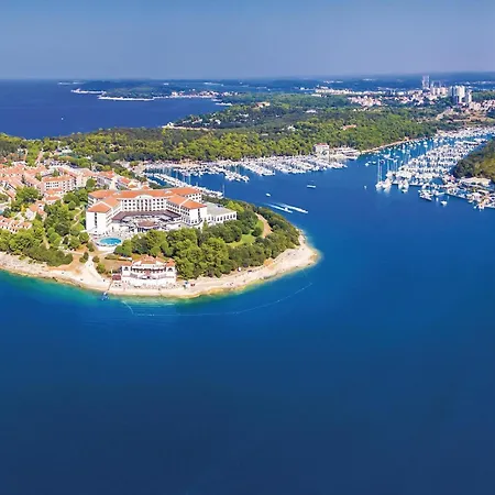 2 Bedroom Gorgeous Apartment In Pula *