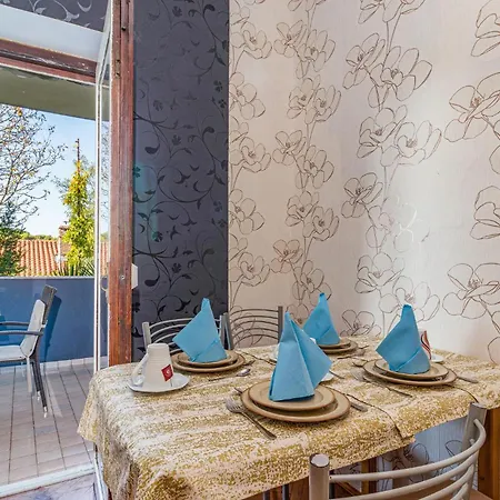 2 Bedroom Gorgeous Apartment In Pula *
